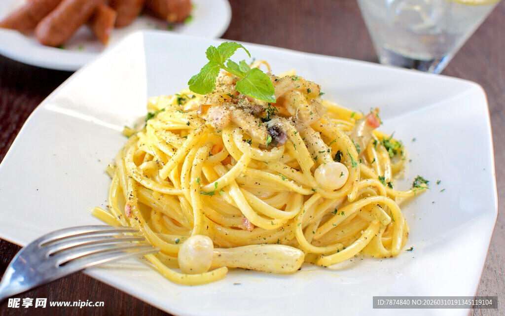 美味海鲜意面摆盘中