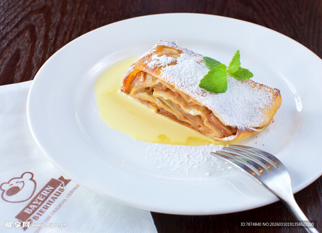 美味薄荷装饰的精致糕点