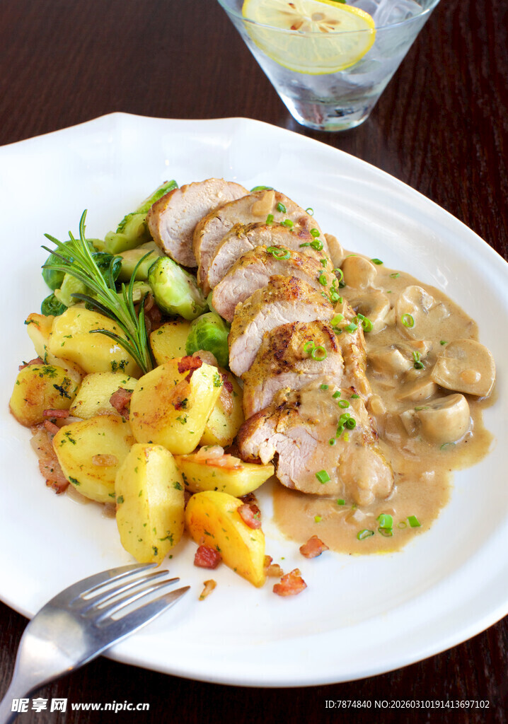 美味烤鸡配蔬菜料理