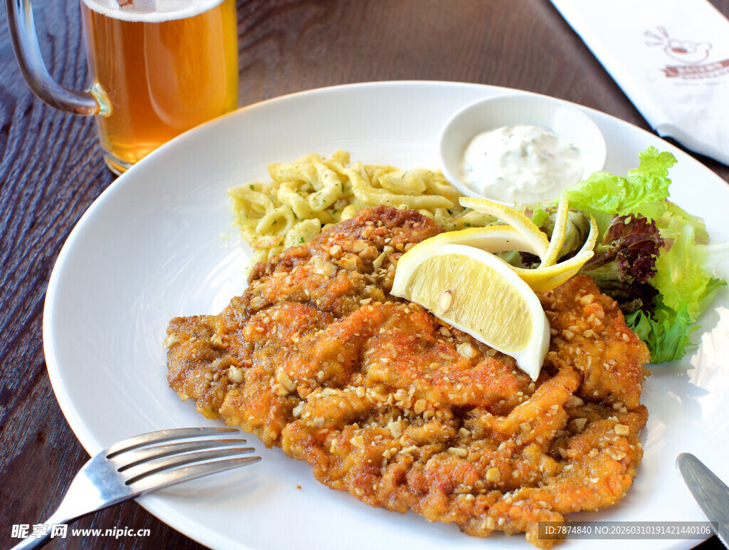 香煎鱼配意面与清爽沙拉