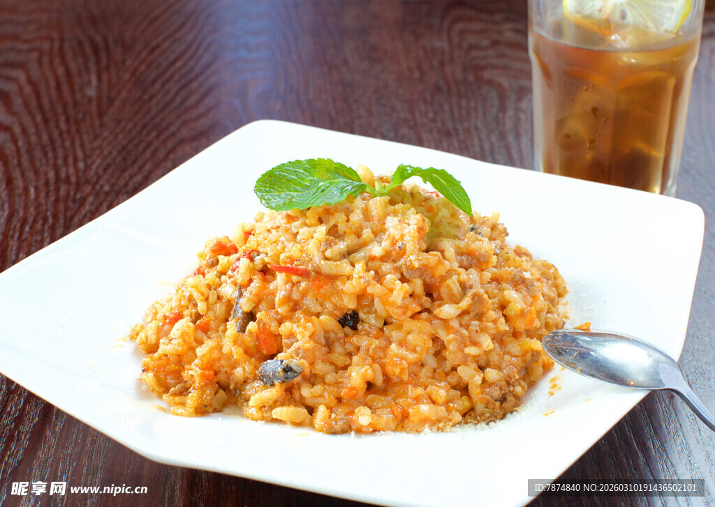 美味意式烩饭摆于餐桌