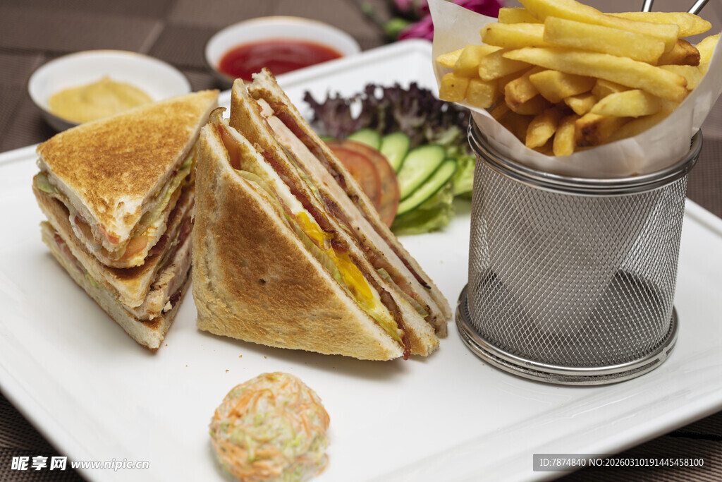 美味三明治配薯条与小食