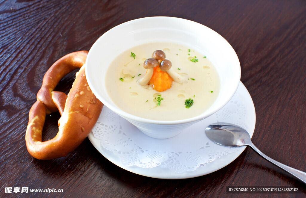 奶油蘑菇汤配椒盐卷饼