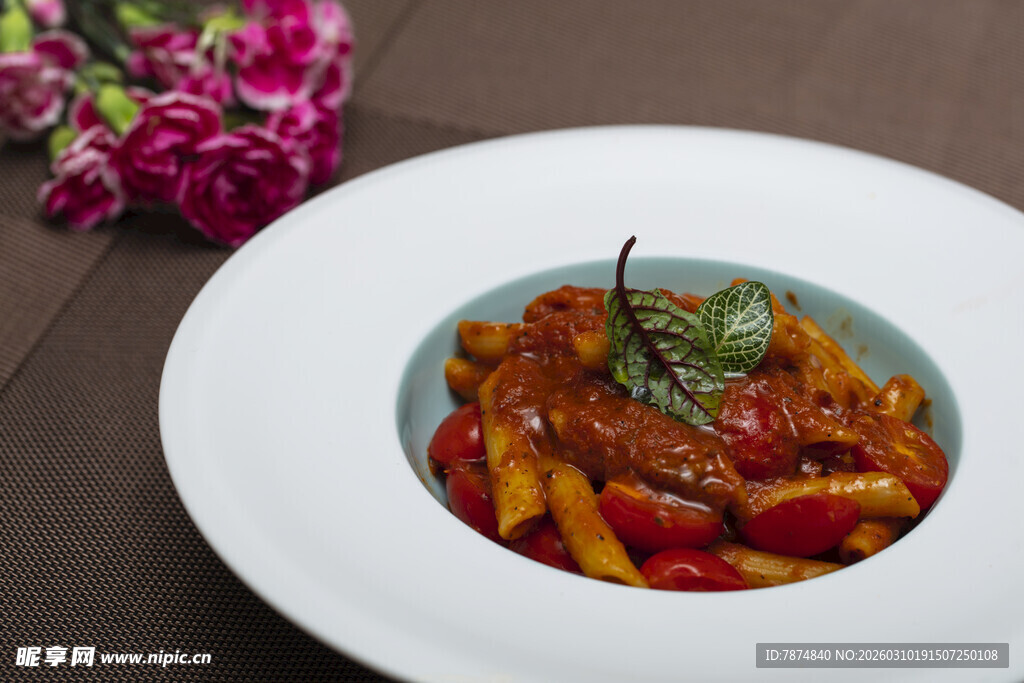 美味彩色意面配新鲜香草