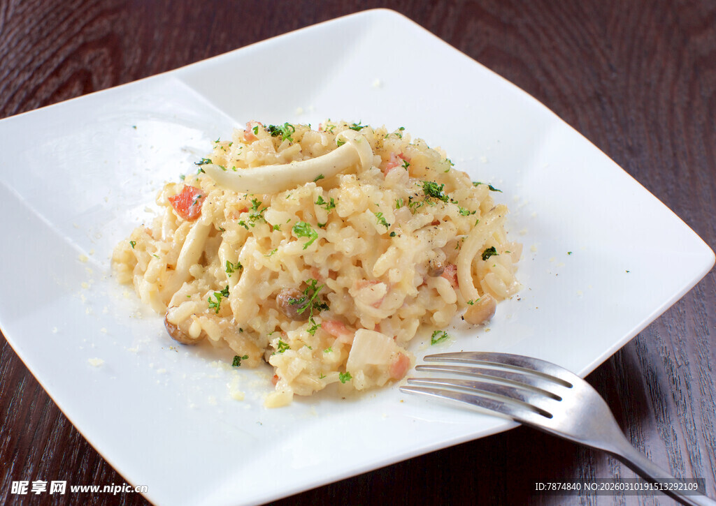 美味虾仁炒饭摆于盘中