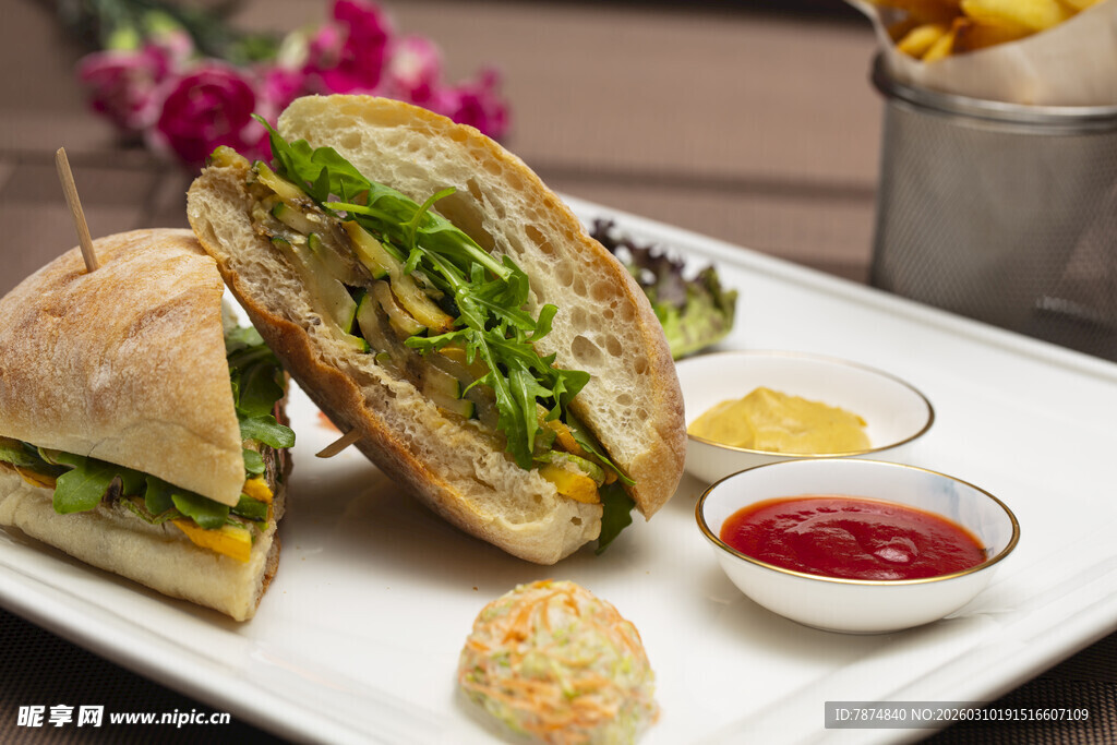 美味三明治搭配多样小食