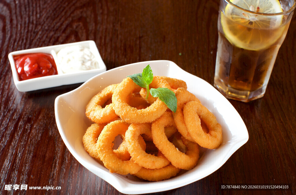 美味炸鱿鱼圈配蘸料