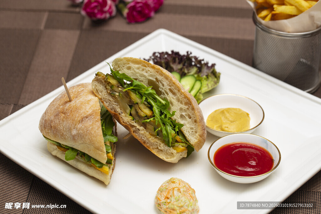 美味三明治配多样蘸酱