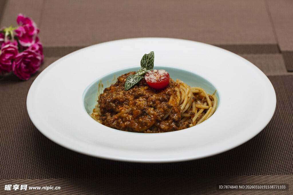 美味肉酱意面摆拍特写