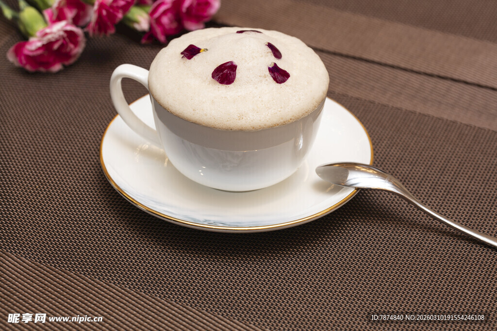 玫瑰点缀的美味卡布奇诺