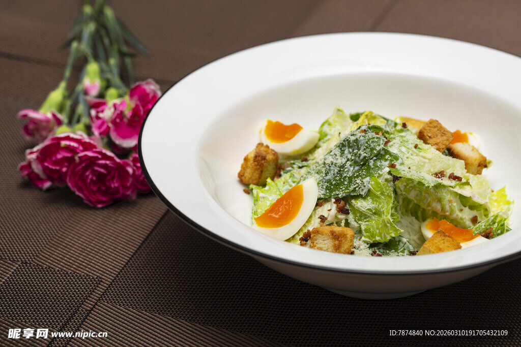 美味蔬菜沙拉配煮蛋