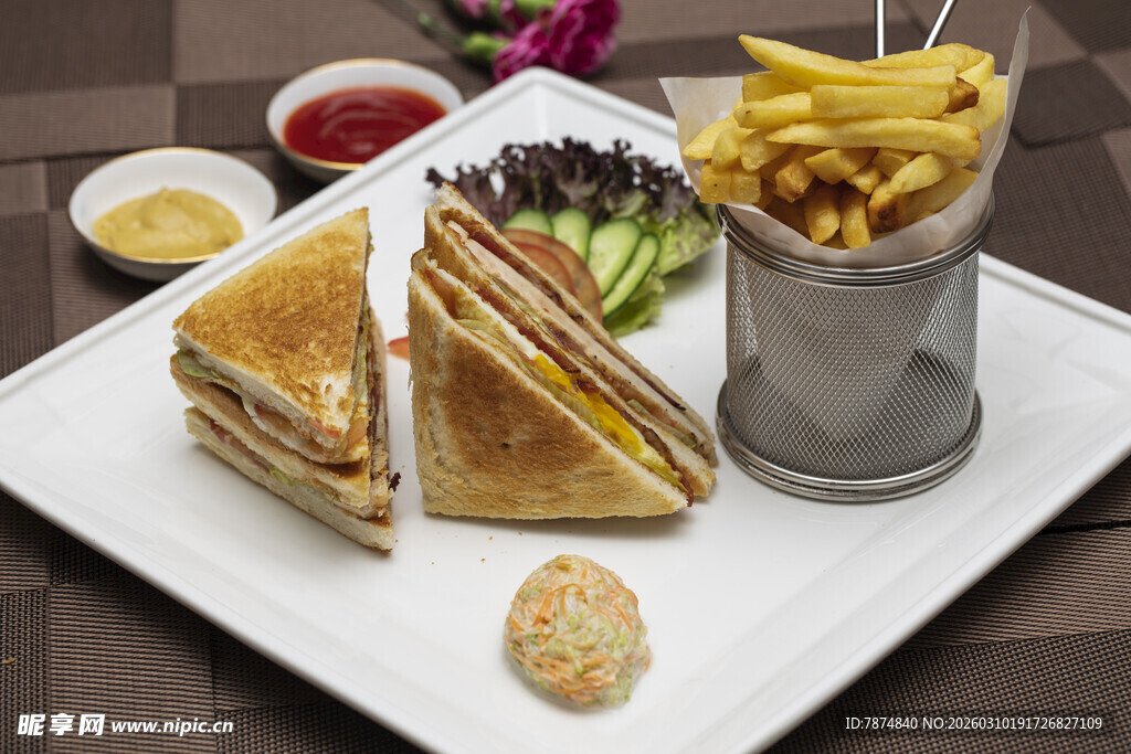 美味三明治配薯条与蘸酱