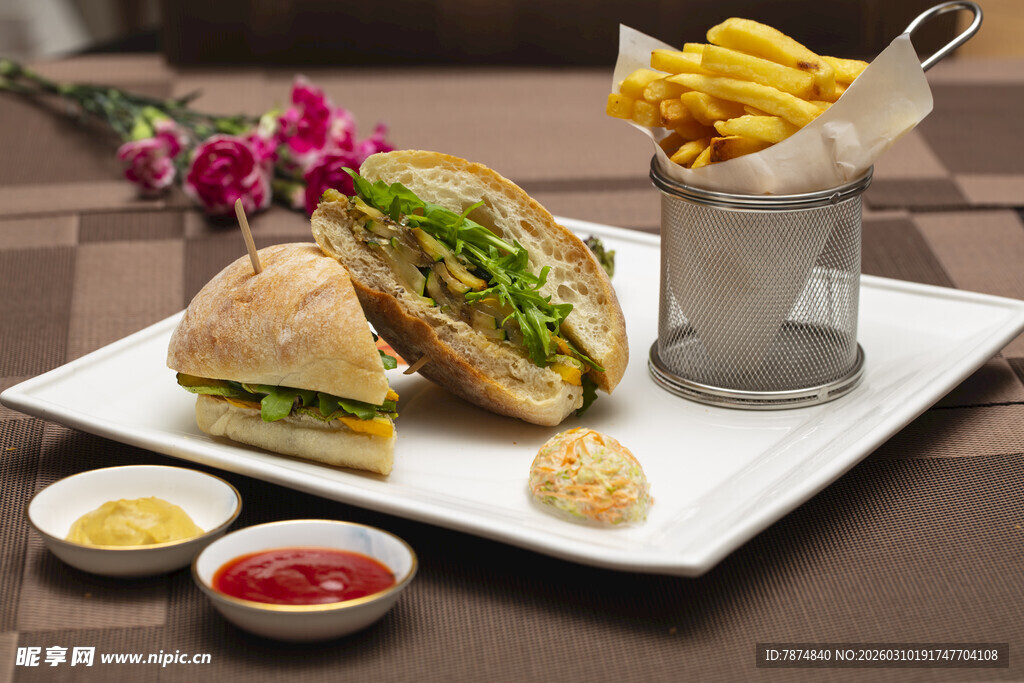美味三明治配薯条与蘸酱