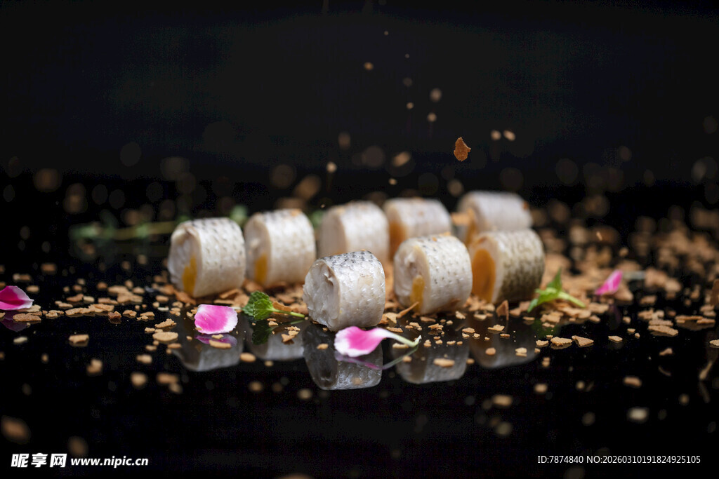 精致寿司摆盘 点缀花瓣