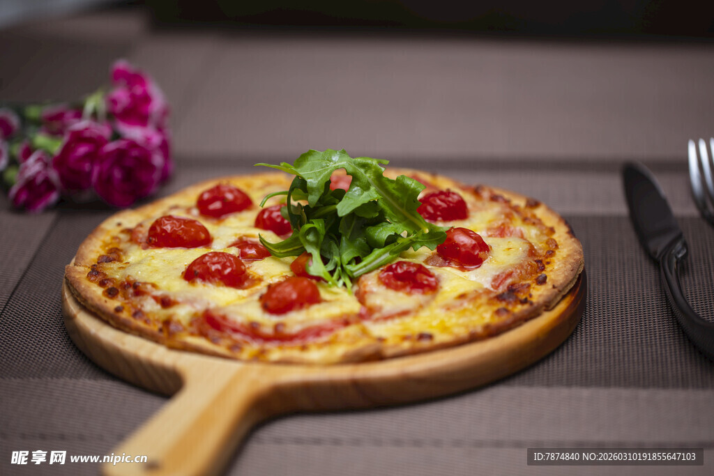 美味披萨配新鲜蔬菜