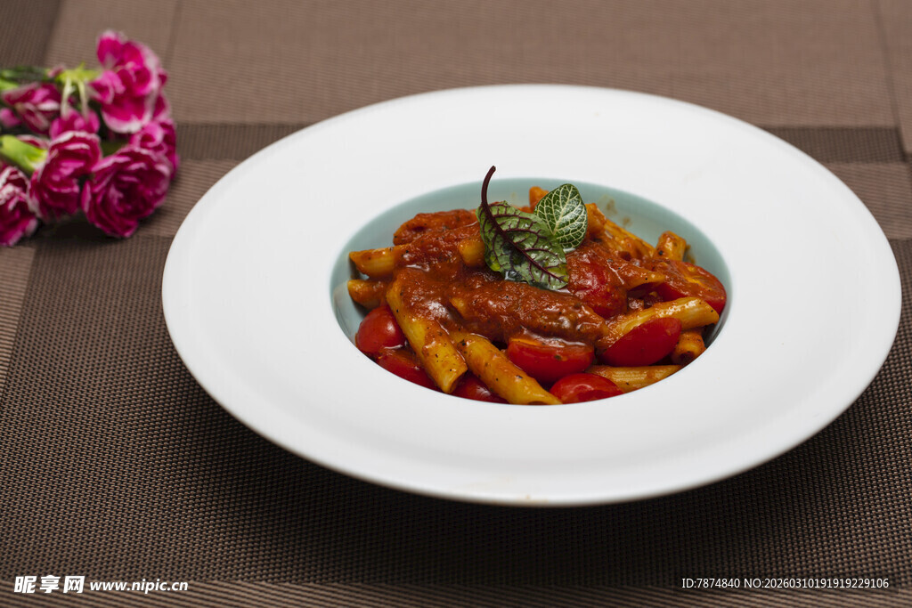 美味彩椒炒肉摆盘精致