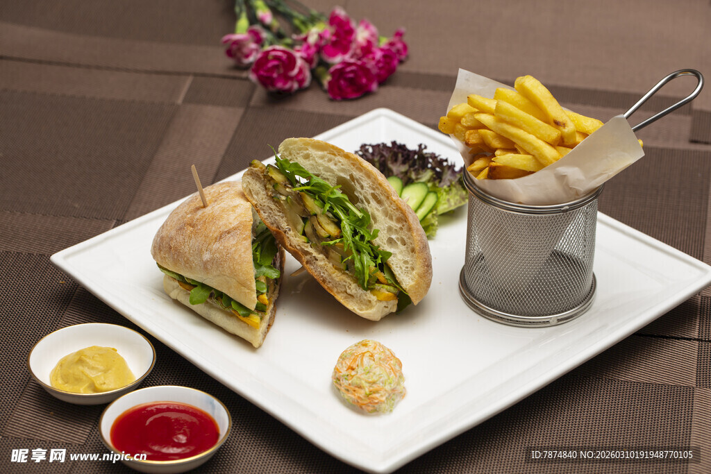美味三明治配薯条与蘸酱