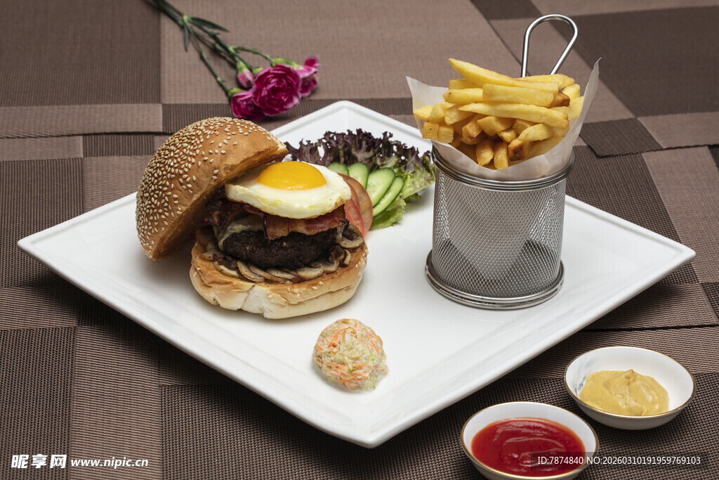 美味汉堡配薯条与蘸酱