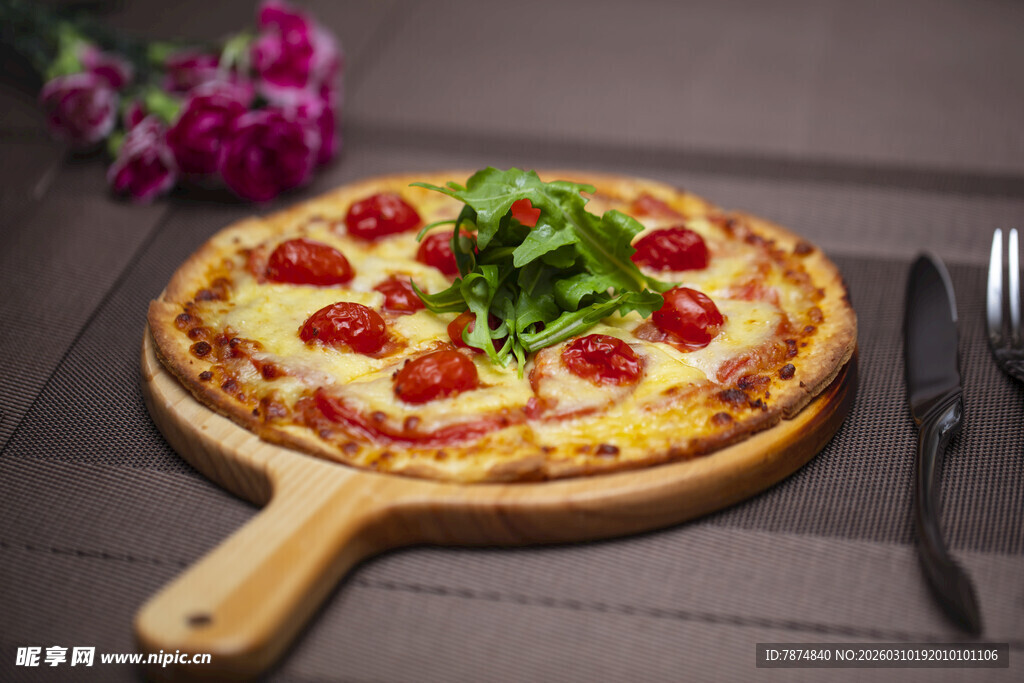 美味番茄披萨配新鲜罗勒
