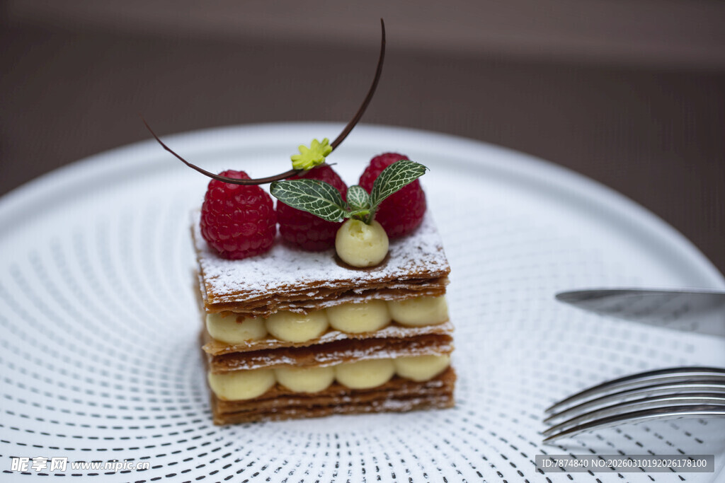 精致莓果夹心甜点