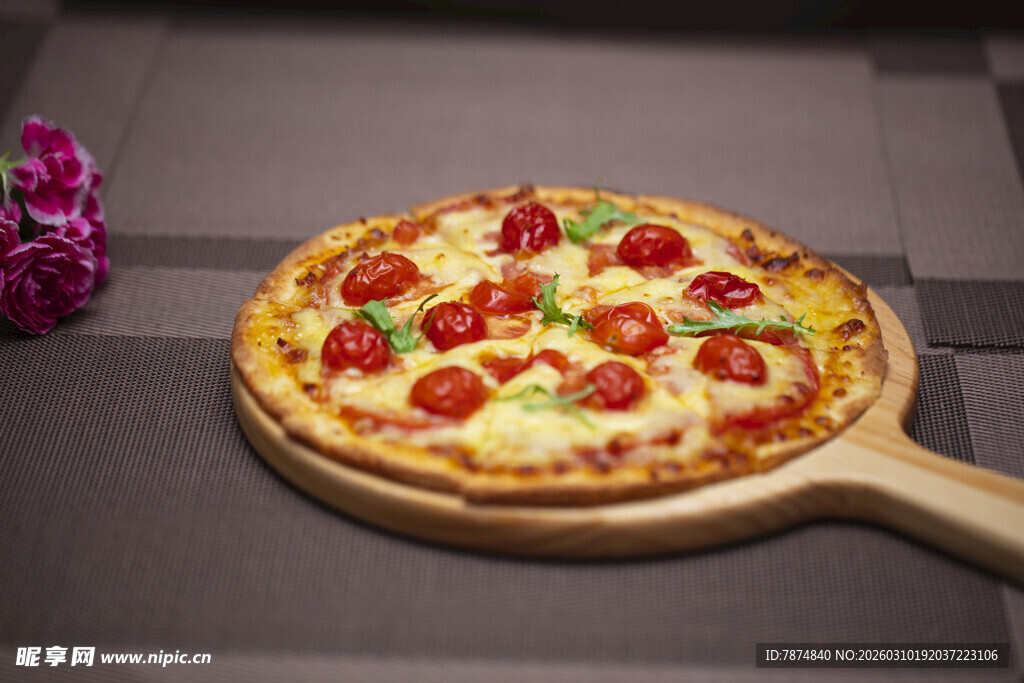 美味番茄披萨诱人呈现