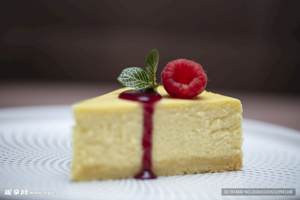 树莓装饰的美味芝士蛋糕