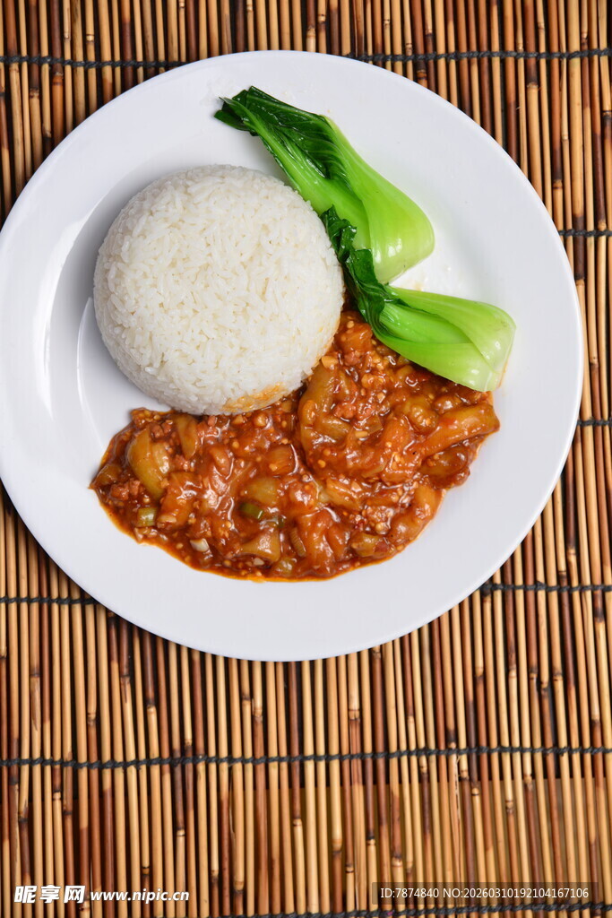 番茄肉酱饭配青菜