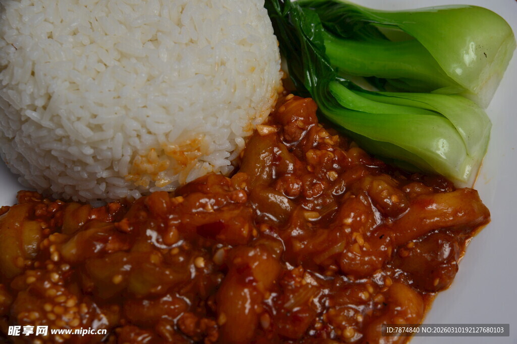 红烧肉酱盖饭配青菜