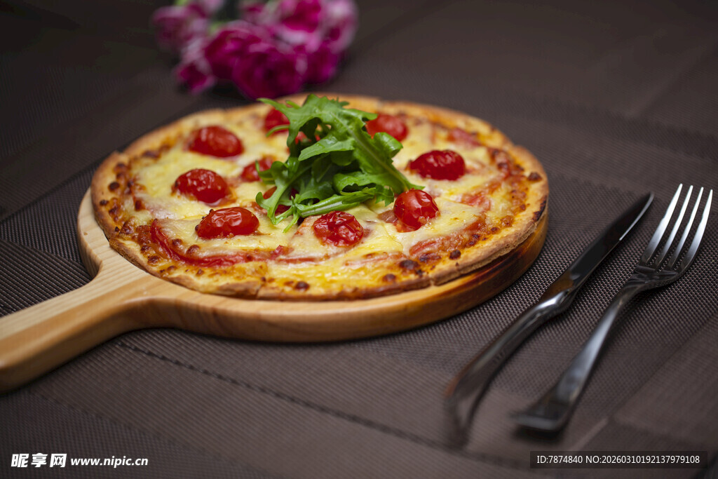 美味披萨搭配餐具与鲜花