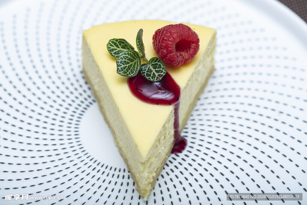 美味芝士蛋糕配新鲜浆果