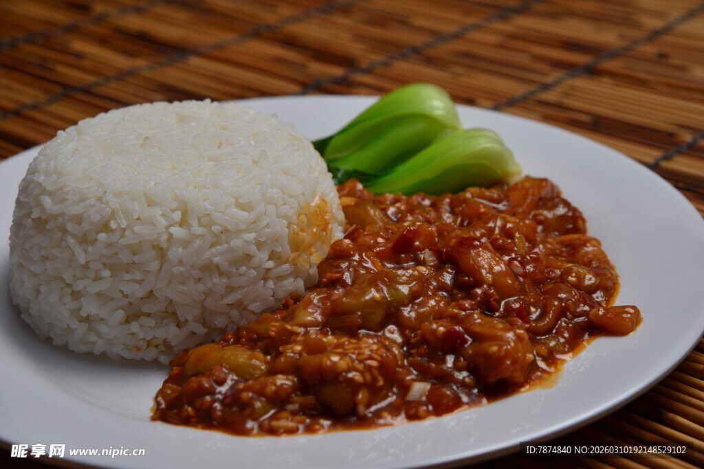 肉酱米饭配青菜