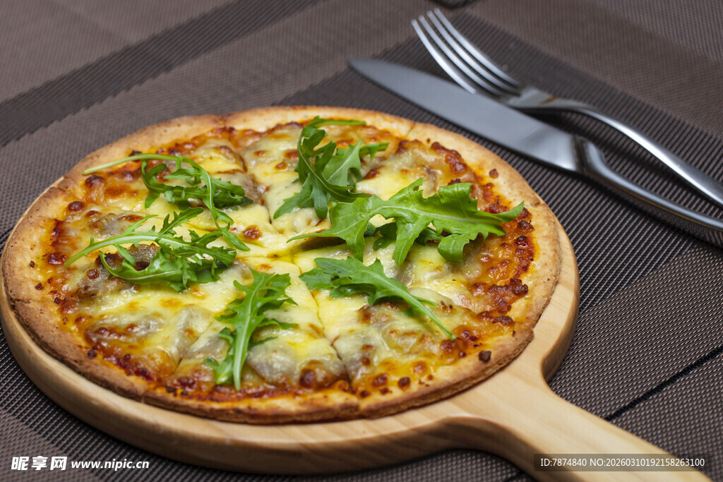 美味蔬菜披萨置于木盘上