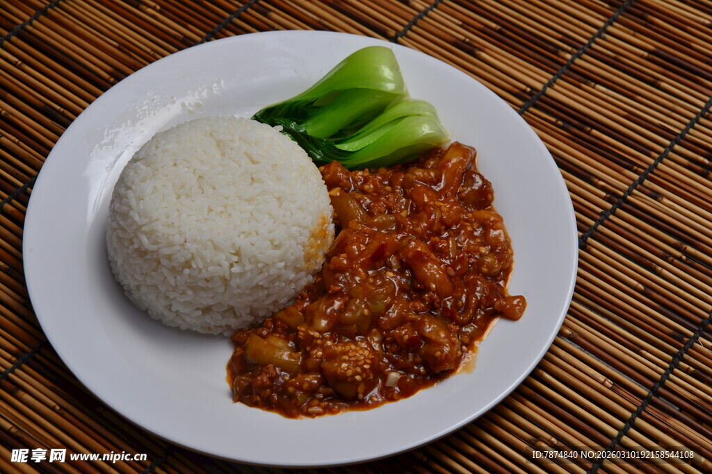 肉酱盖饭配青菜