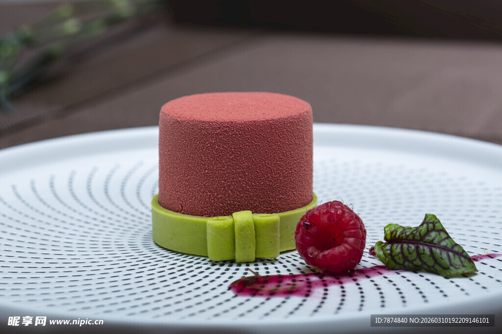 创意双色糕点配鲜果