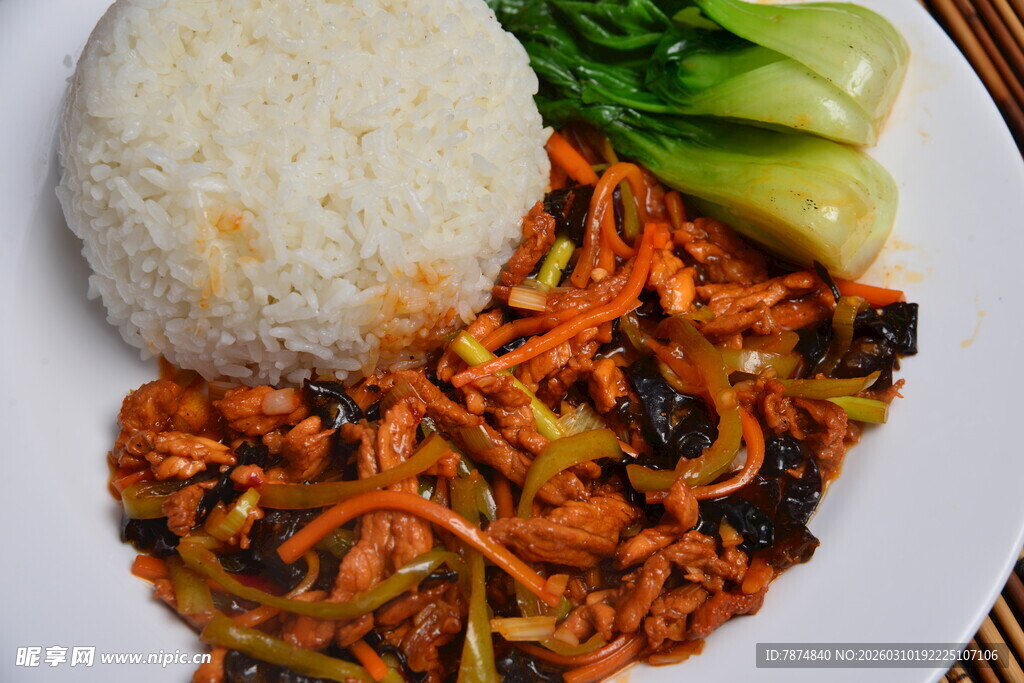 鱼香肉丝盖饭配青菜