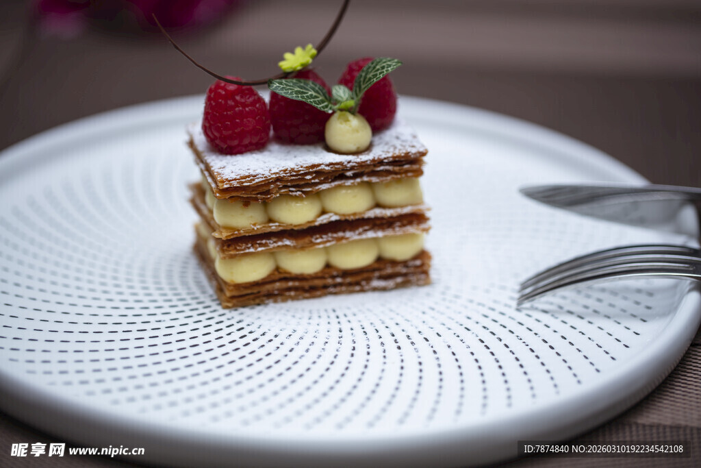 精致草莓千层蛋糕