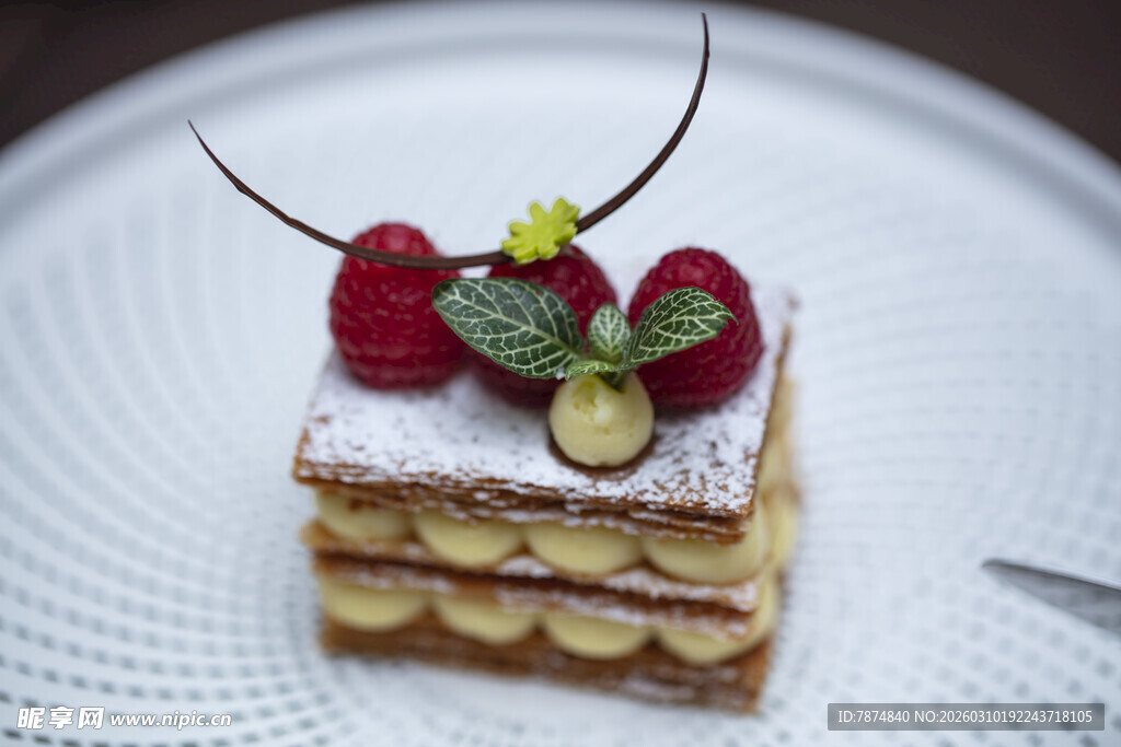 精致莓果装饰多层美味蛋糕