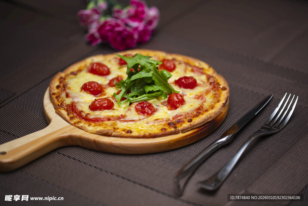 美味番茄披萨配餐具