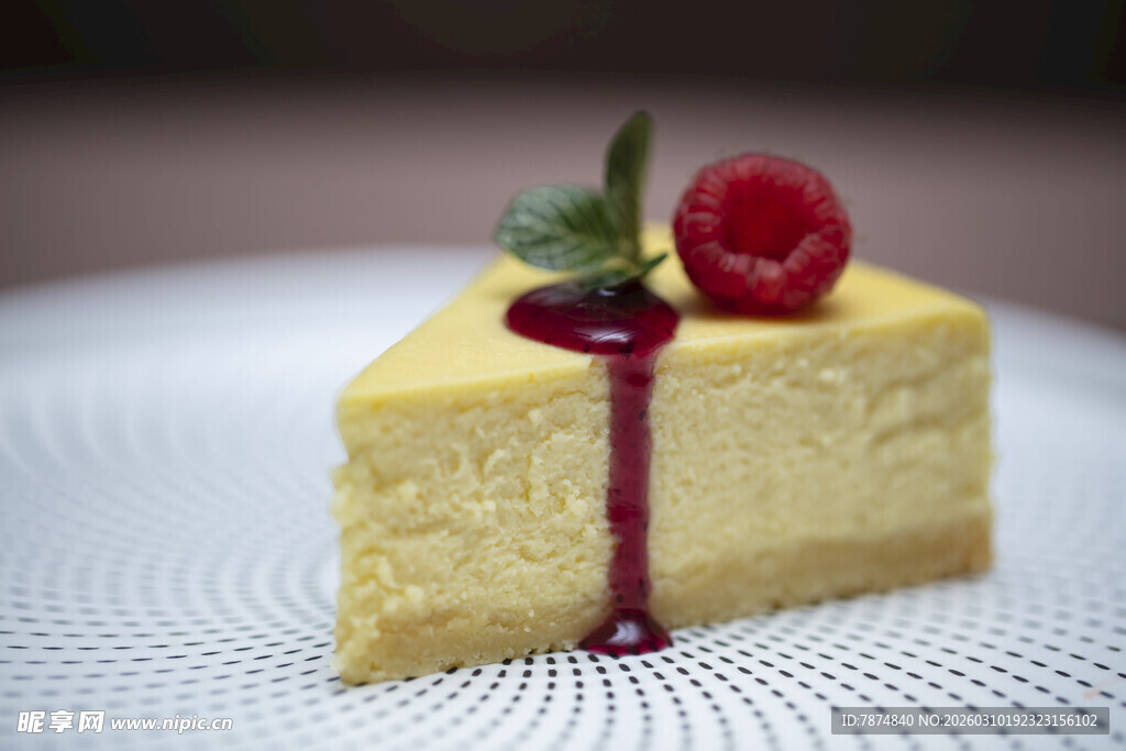 美味芝士蛋糕配樱桃酱