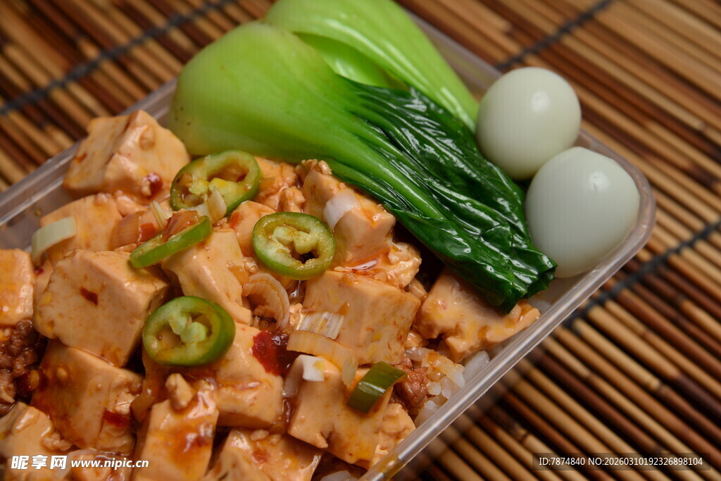 美味鸡丁配青菜与蛋