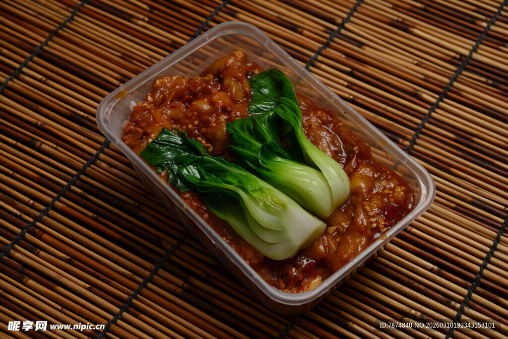 盒装炒饭配青菜