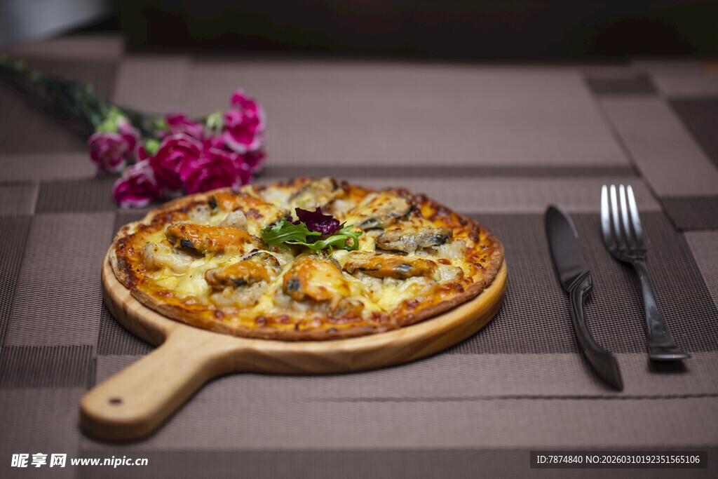 美味披萨配餐具与鲜花