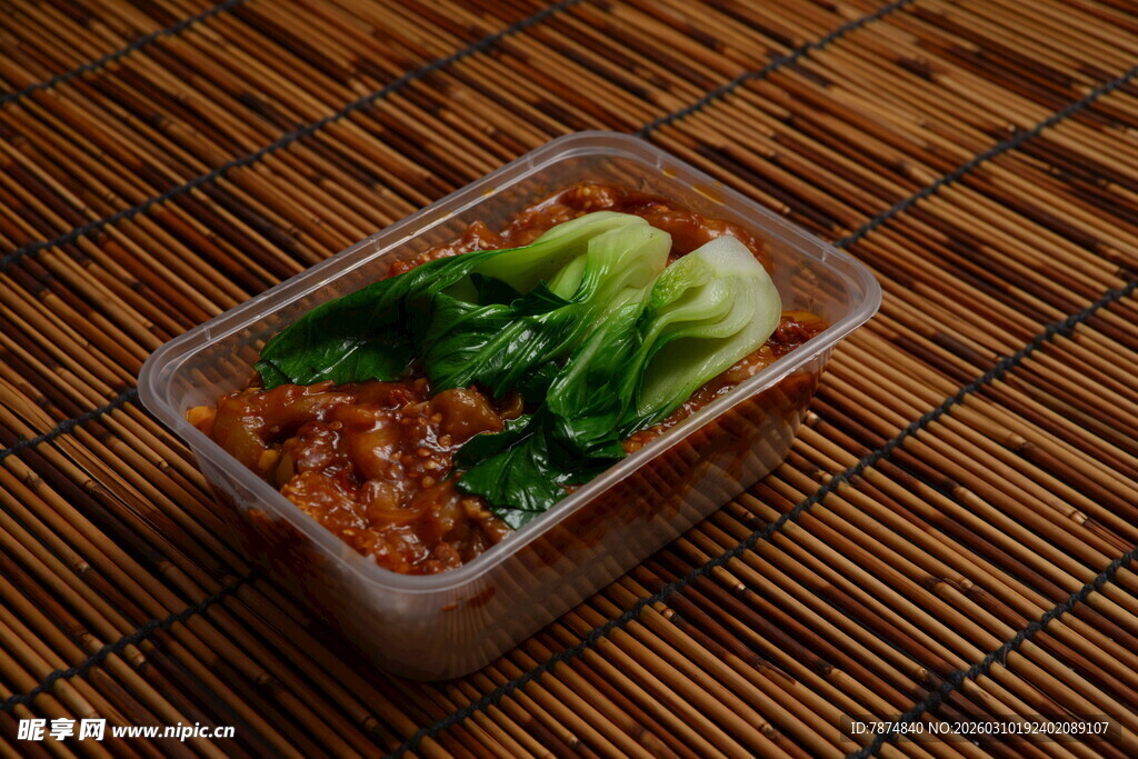 塑料盒中的美味荤素搭配餐