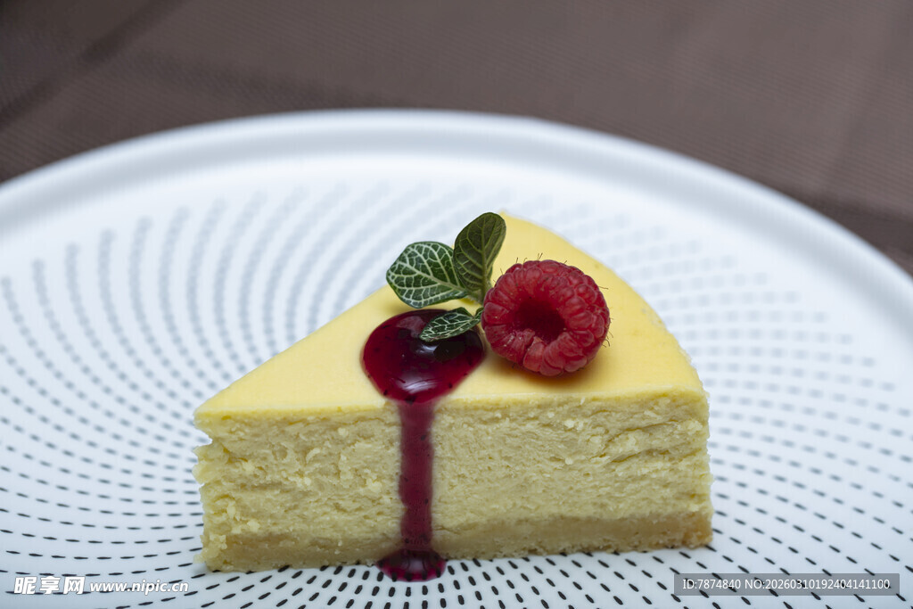 美味芝士蛋糕配鲜果装饰