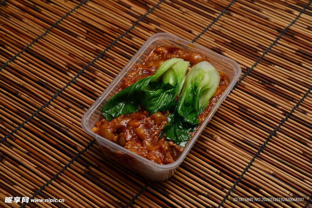 塑料盒中的美味凉拌菜