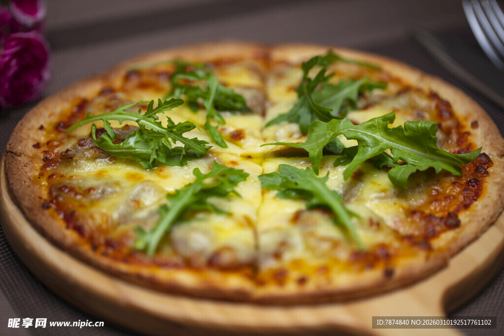 美味披萨上点缀新鲜芝麻菜