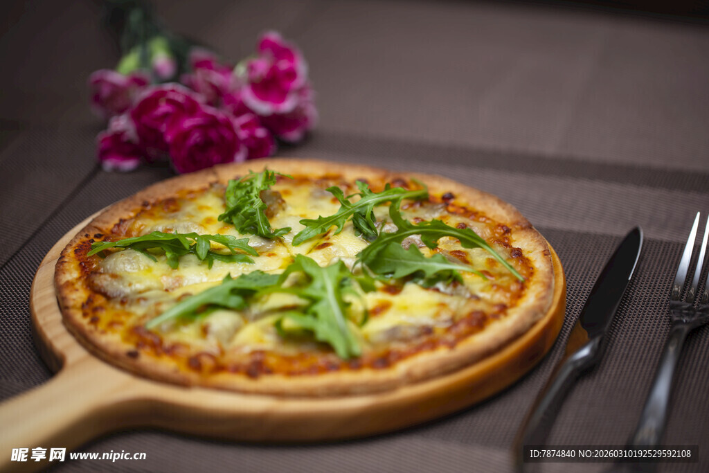 美味蔬菜披萨摆于餐桌