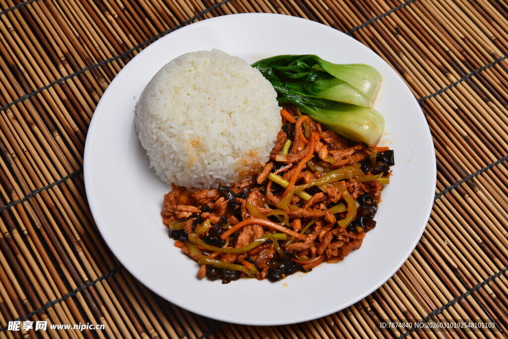 一盘美味的炒饭配米饭青菜