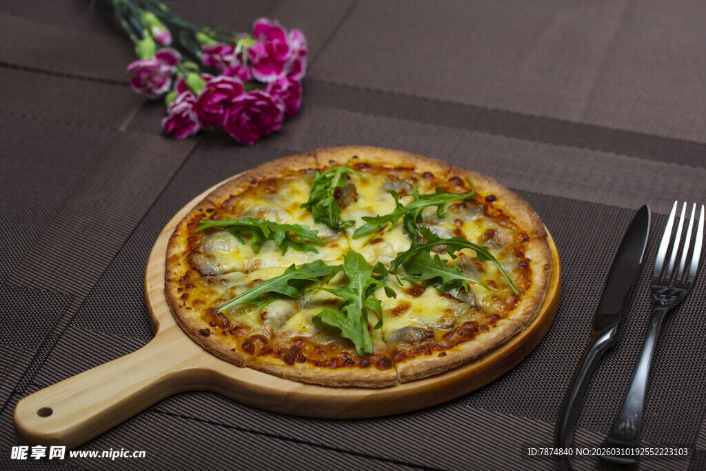 美味蔬菜披萨置于木盘上