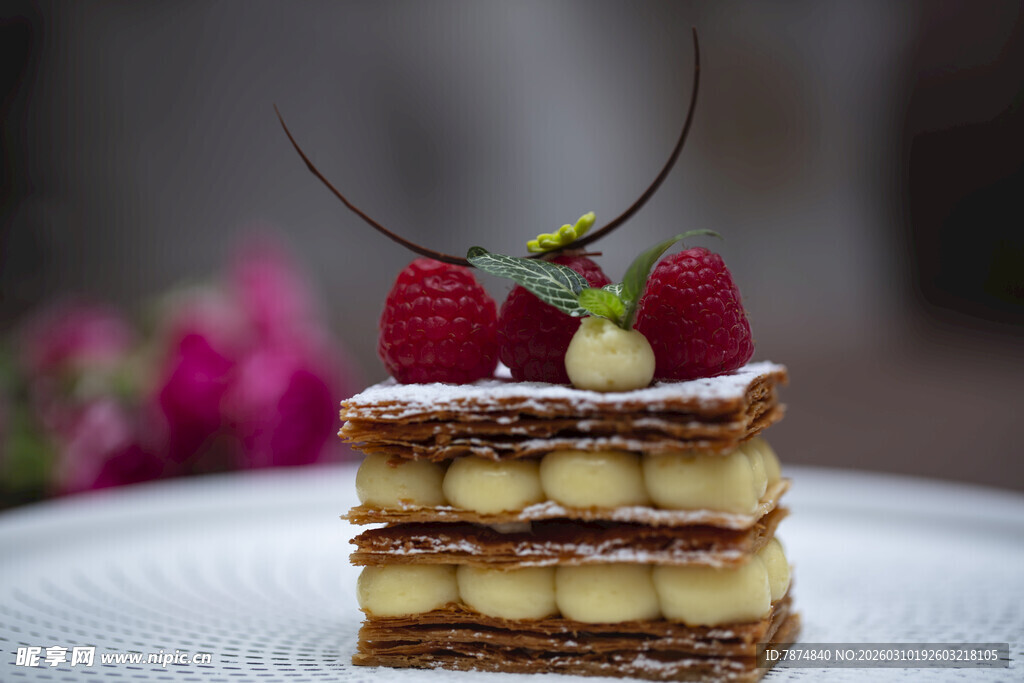 精致多层莓果奶油千层